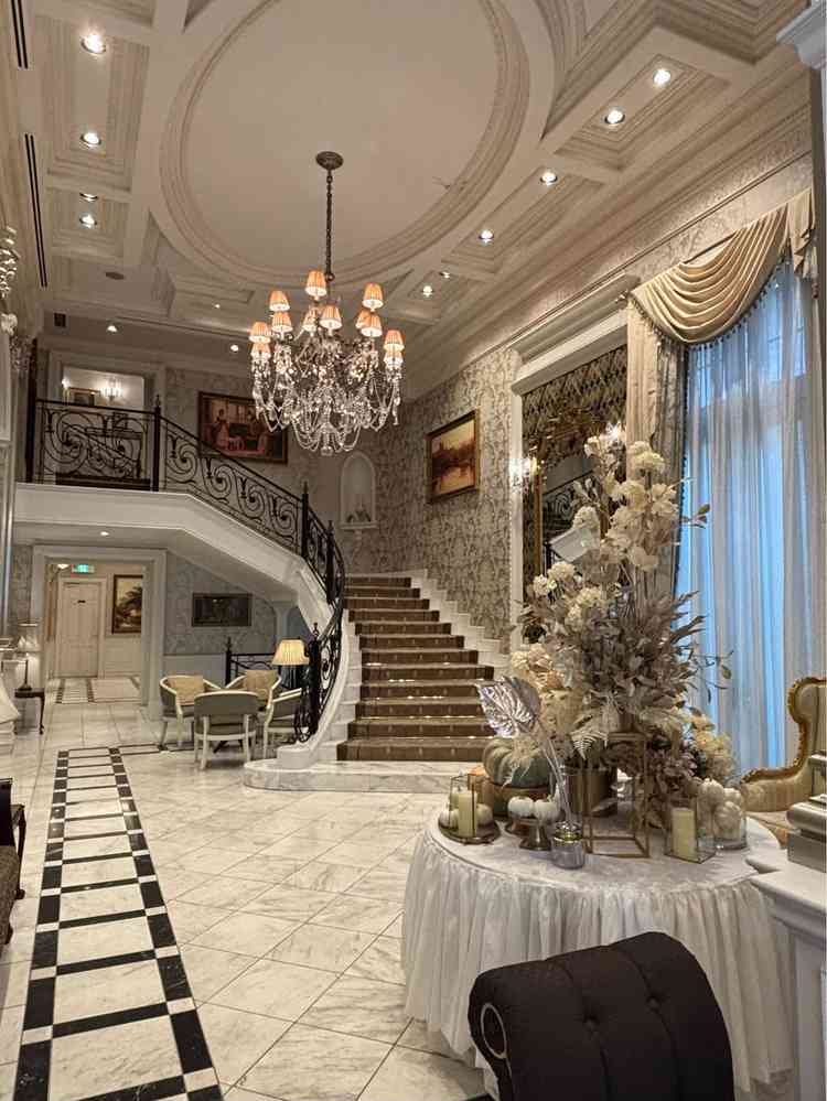 別館の入り口を入ってすぐのクローク、ロビー付近