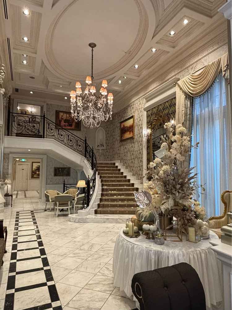 別館の入り口を入ってすぐのクローク、ロビー付近