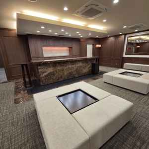 参列者の待合室。落ち着いた雰囲気で当日は貸切状態となる。