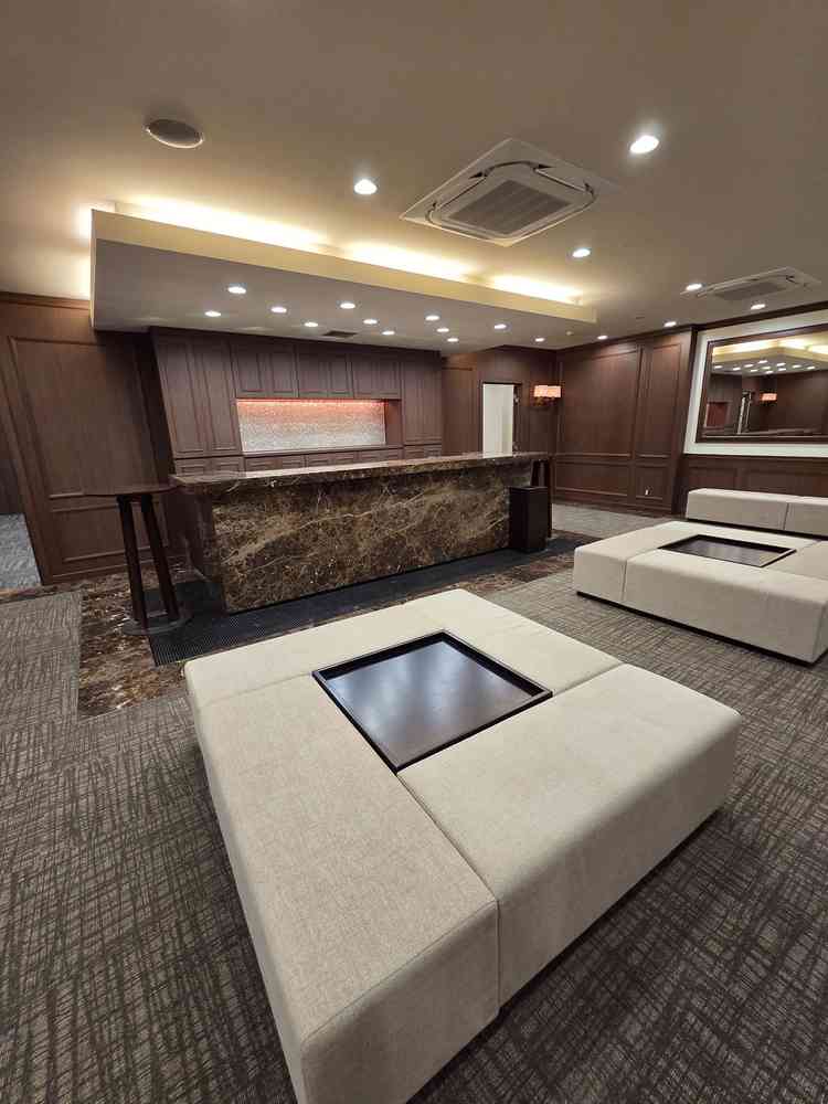 参列者の待合室。落ち着いた雰囲気で当日は貸切状態となる。