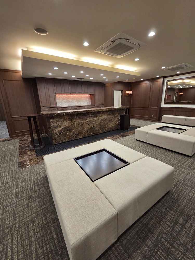 参列者の待合室。落ち着いた雰囲気で当日は貸切状態となる。