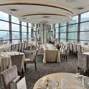 両面ガラス張りで見晴らしが良く、三角形になったスタイリッシュな披露宴会場でした。