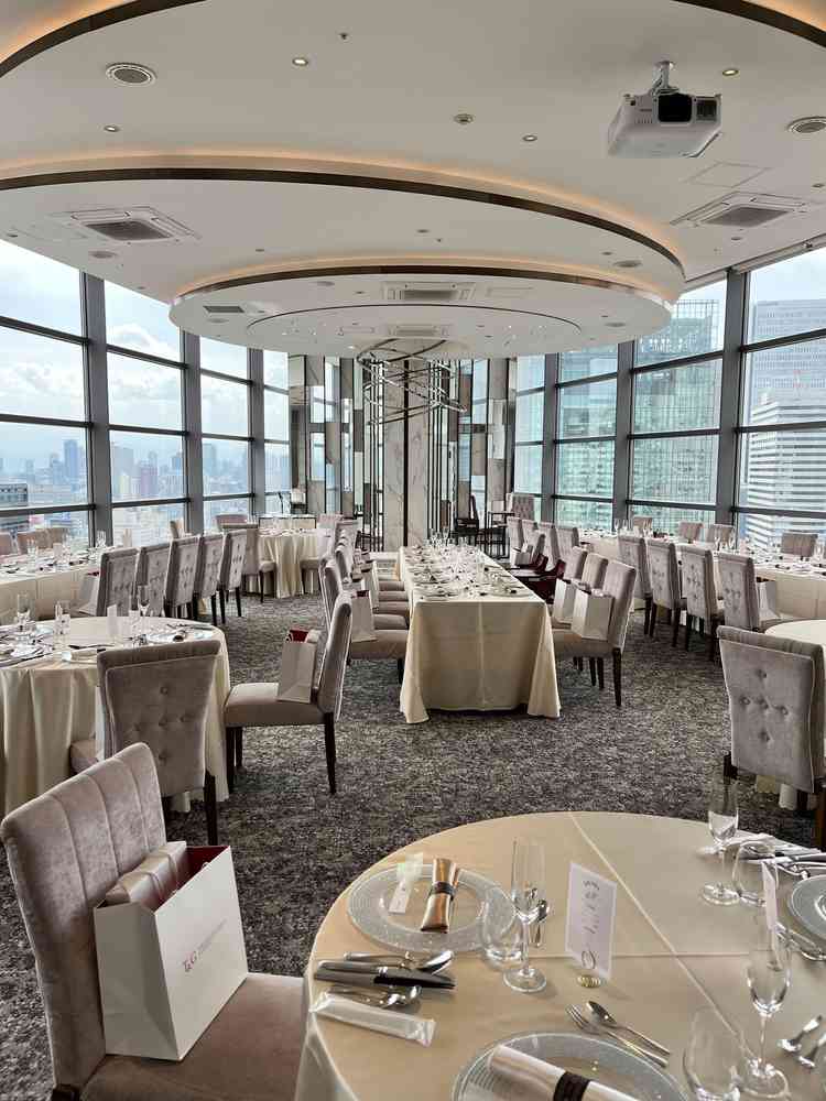 両面ガラス張りで見晴らしが良く、三角形になったスタイリッシュな披露宴会場でした。