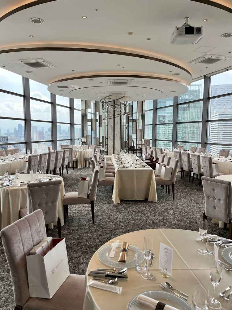 両面ガラス張りで見晴らしが良く、三角形になったスタイリッシュな披露宴会場でした。