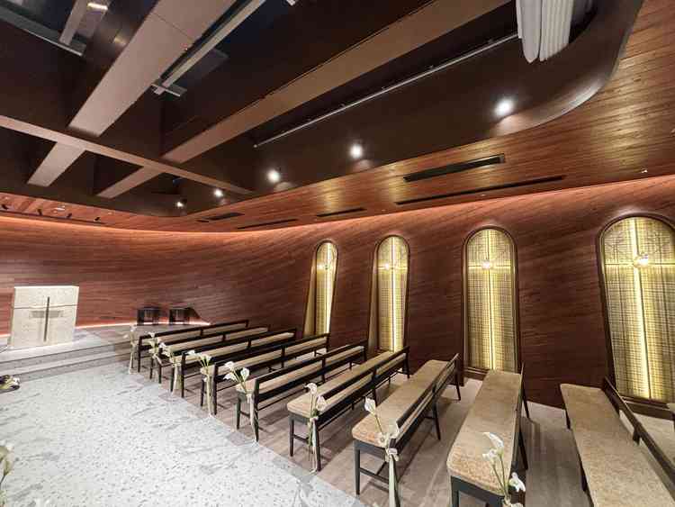 チャペルの写真。自然光と木で作られた空間が暖かい印象でした。