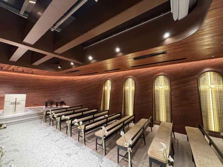 チャペルの写真。自然光と木で作られた空間が暖かい印象でした。