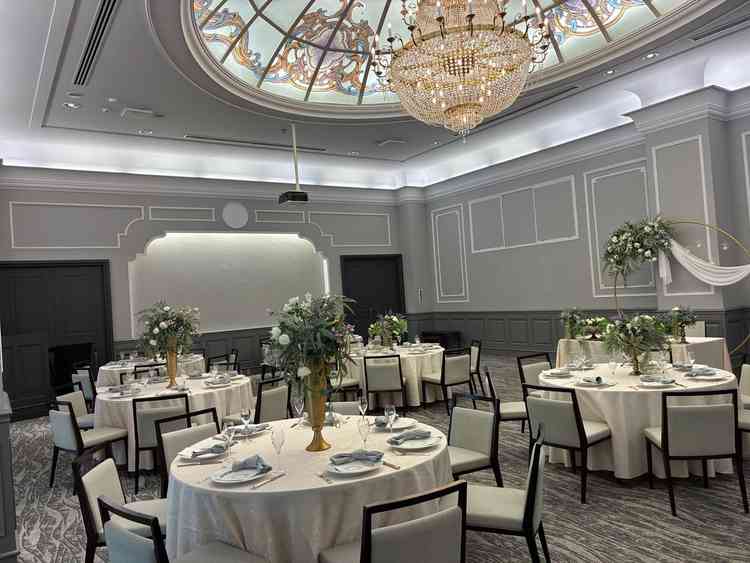 洗練され落ち着いた雰囲気の披露宴会場。どんな装飾にも合うグレーの壁