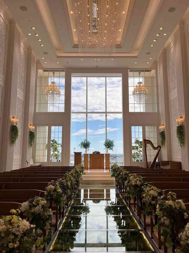 晴天でした。真っ白なチャペルです。