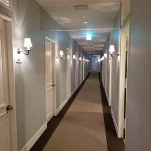 館内はヨーロッパのホテルをイメージした内装で統一されている。