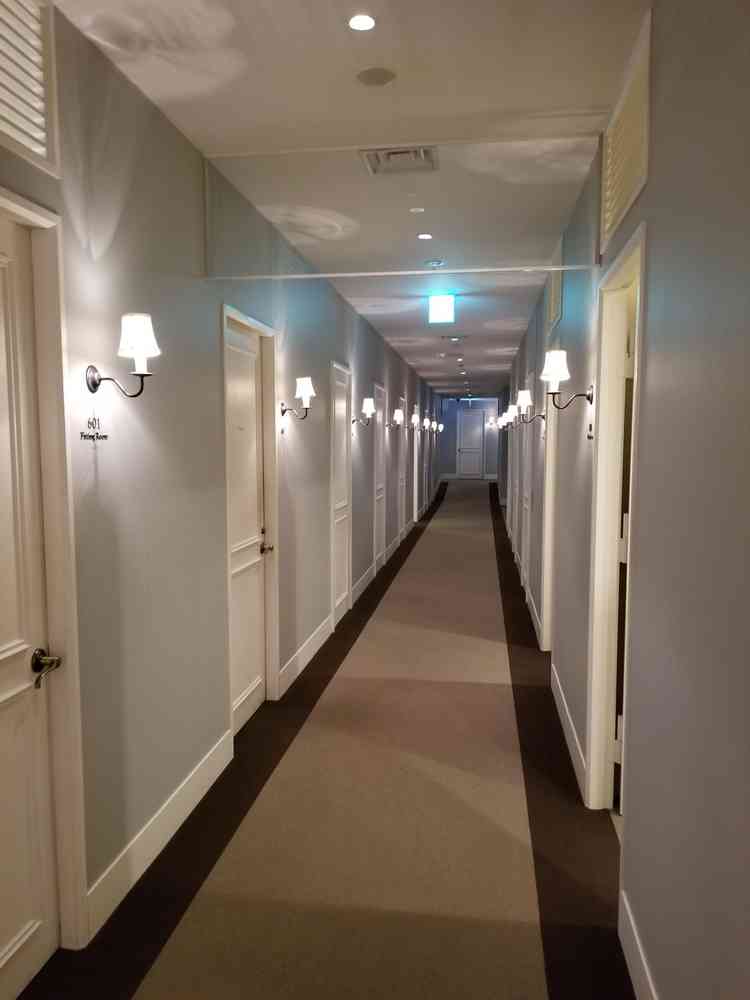 館内はヨーロッパのホテルをイメージした内装で統一されている。