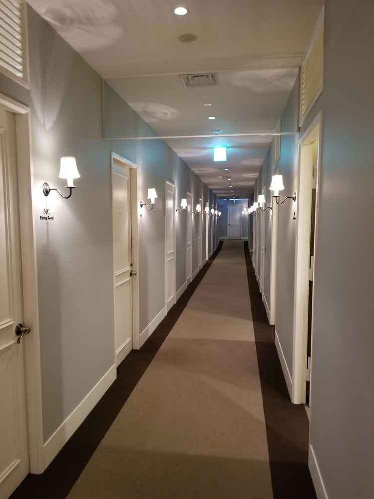 館内はヨーロッパのホテルをイメージした内装で統一されている。