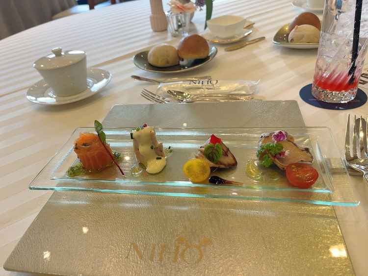 12mの天井のチャペルはとても素敵で、BGMで流れる彼方の光、羽根が落ちてくる演出素敵でした。