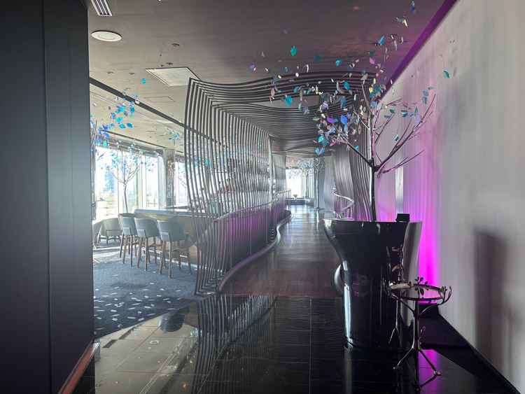 挙式前に来賓が待機する高層階のバー（貸切）