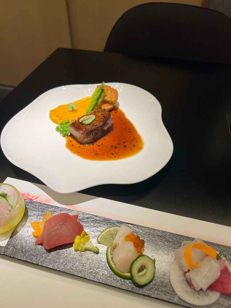 試食のステーキと刺身です。