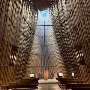 チャペルは天井が高く、洗練された空間でした。天候に左右されず明かりが入る設計も嬉しいです。