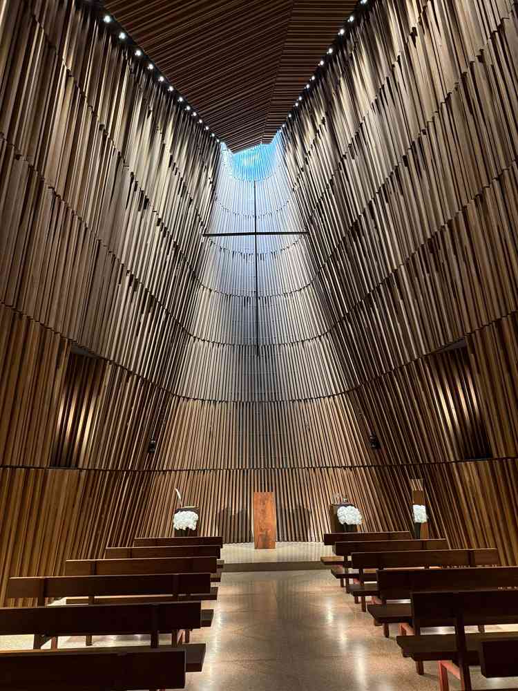 チャペルは天井が高く、洗練された空間でした。天候に左右されず明かりが入る設計も嬉しいです。