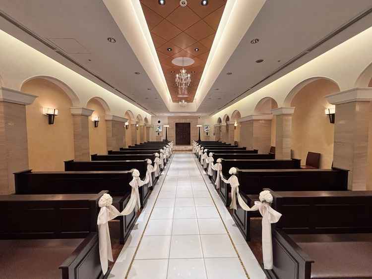 チャペルの前から、後方を見渡した感じです。バージンロードが広く、客席は縦に長かったです。