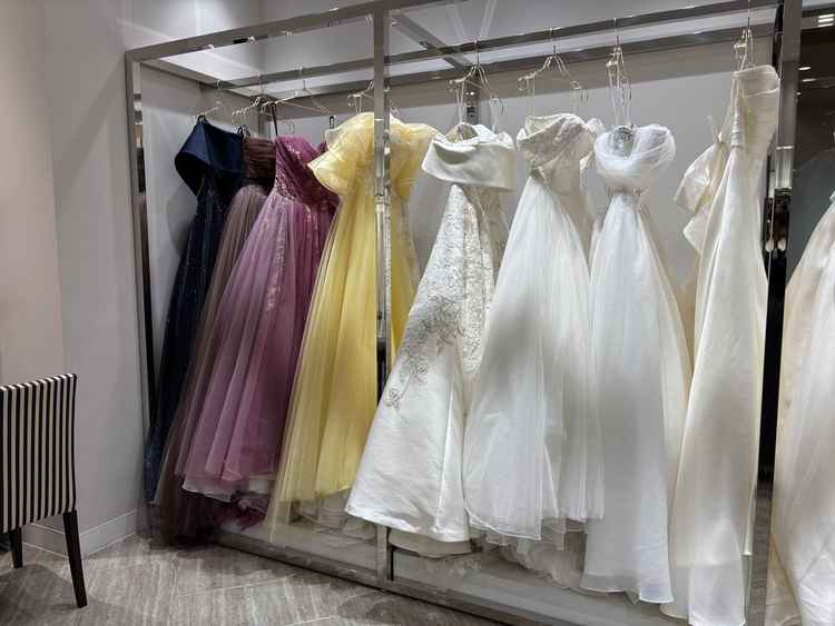 その後、会場内でレンタルできるドレスの見学をしました