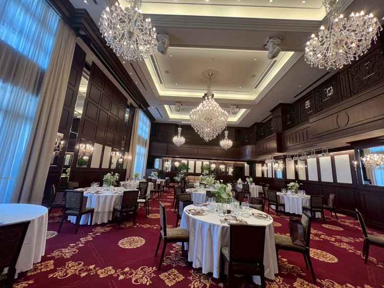 披露宴会場。写真で見たときは雰囲気が好みだと思ったんですが実際に見ると少し暗く感じました。