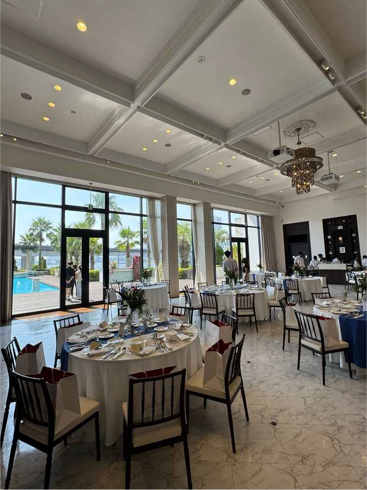 披露宴会場は外にも繋がっており、大きな窓から入る日の光がとても理想的で綺麗でした。