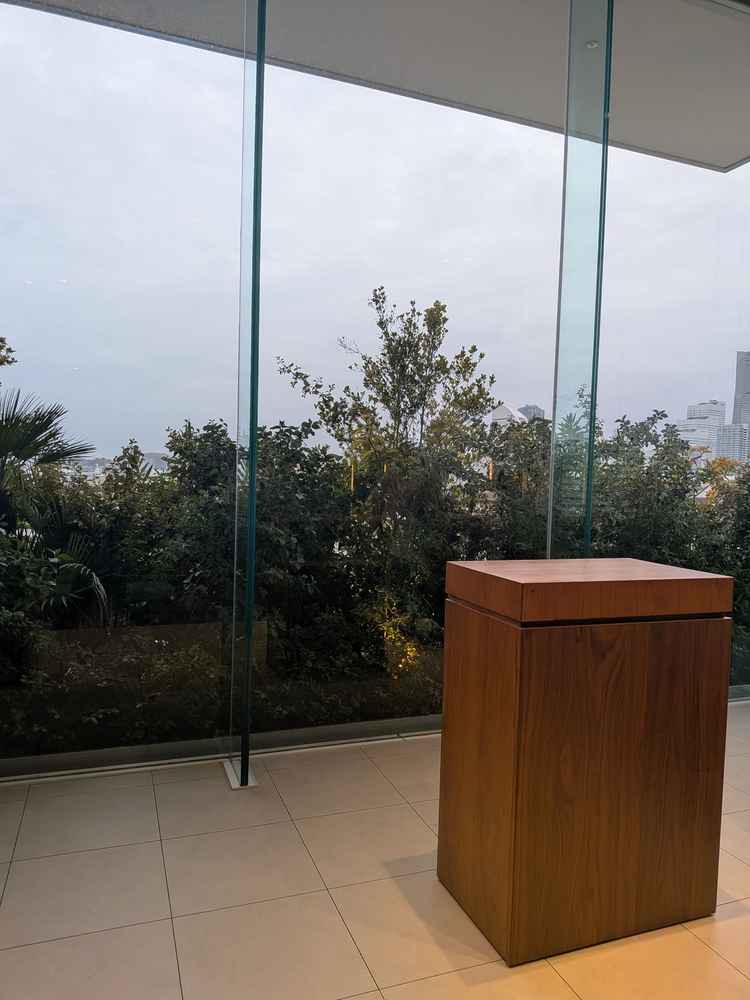 チャペルのガラス付近の写真。緑はきちんとお手入れされていてきれいであった。