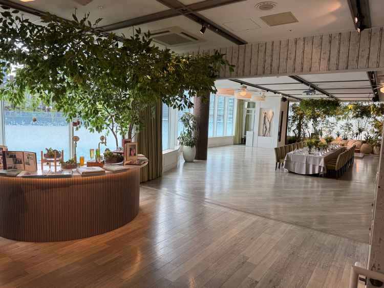 披露宴会場①を入り口から撮った写真