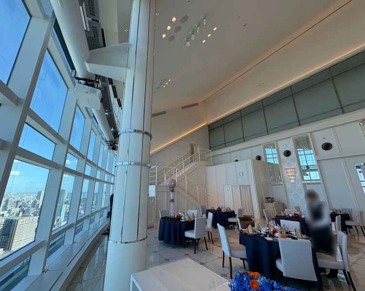 披露宴会場からは東京の景色が一望できる。窓が大きく開放感溢れるつくりになってる。