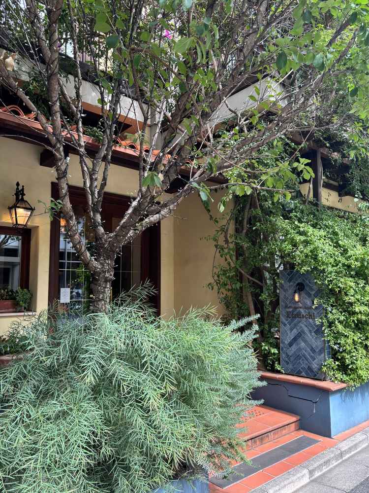 披露宴会場の外観。植物に囲まれていて隠れ家っぽくてオシャレでした。