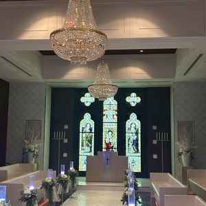 挙式会場。ステンドグラスだけでなく、シャンデリアが煌びやかで、豪華な印象でした。