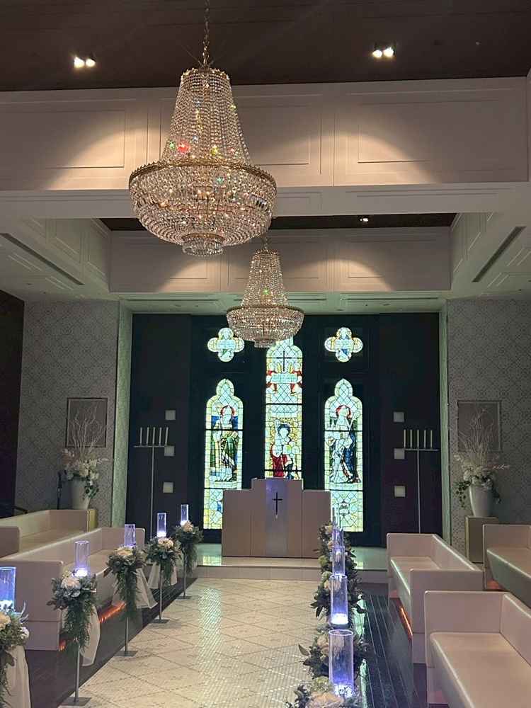 挙式会場。ステンドグラスだけでなく、シャンデリアが煌びやかで、豪華な印象でした。