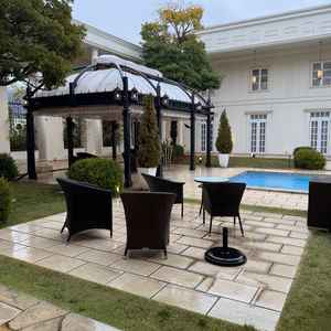 反対側のガーデンです。屋根付きのところでいろいろとできそうです