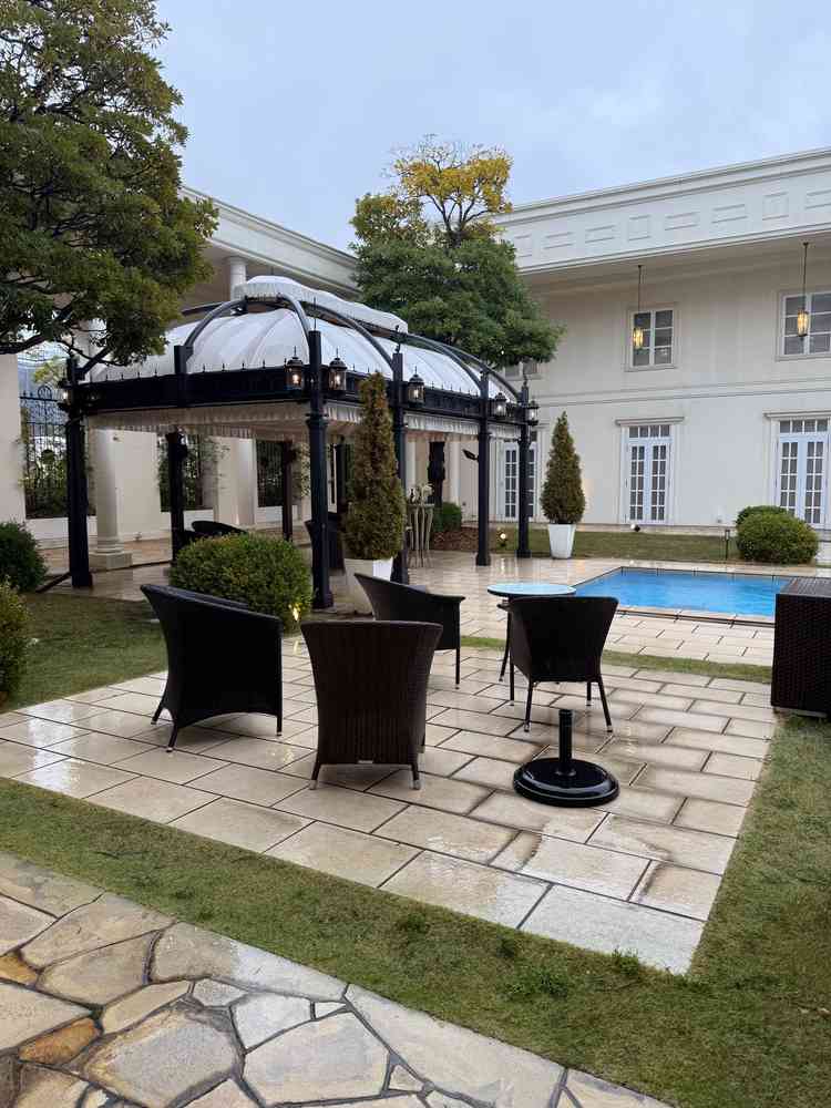 反対側のガーデンです。屋根付きのところでいろいろとできそうです