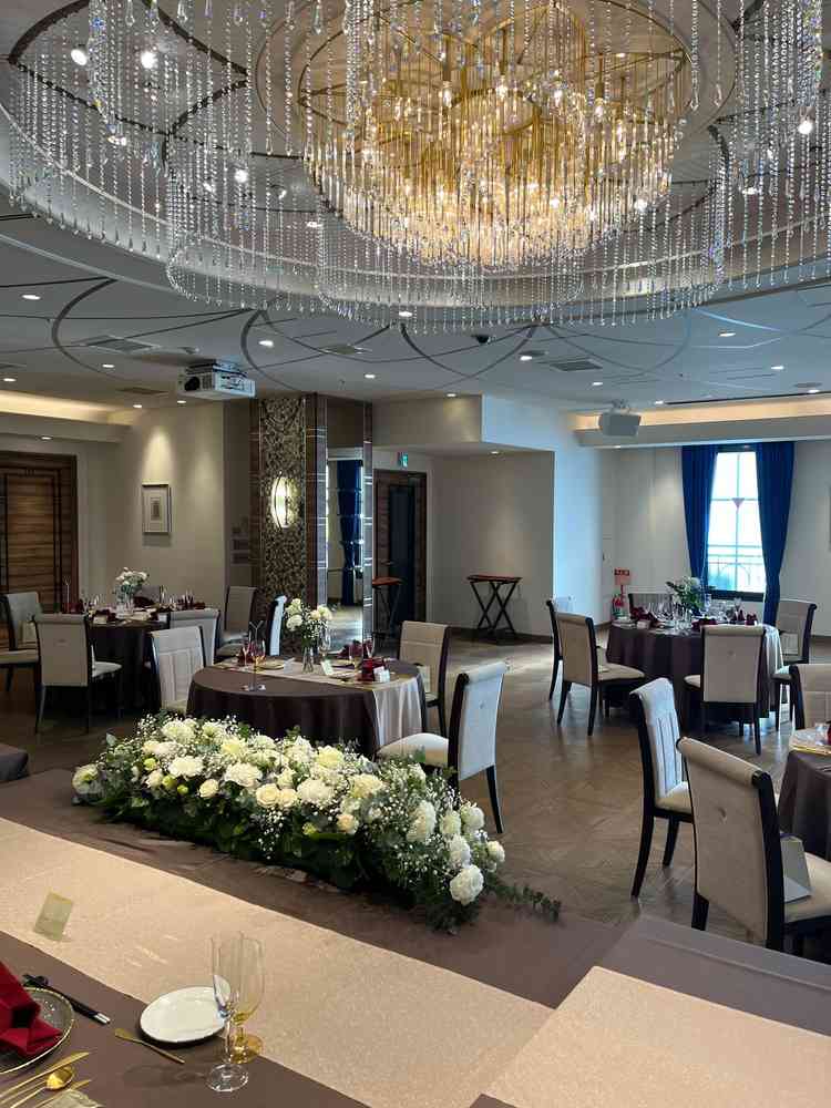 6階の披露宴会場、高砂側からの雰囲気です。