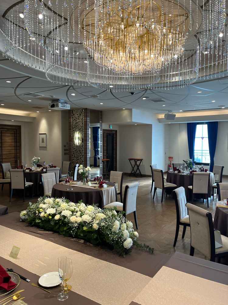 6階の披露宴会場、高砂側からの雰囲気です。