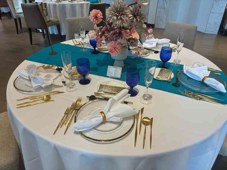 みなとみらいを感じるおしゃれな披露宴のテーブルコーディネートでした。