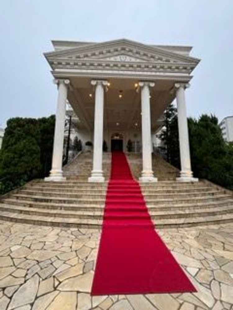 挙式会場から伸びる大きな階段とレッドカーペット。写真映えしそう。