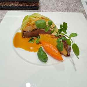 試食のステーキ、牛肉と鳥もも肉をキャベツで包んでいる