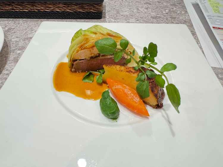 試食のステーキ、牛肉と鳥もも肉をキャベツで包んでいる