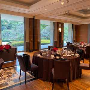 庭園が見える披露宴会場の写真