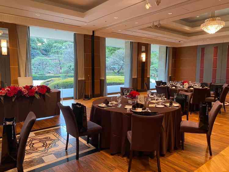 庭園が見える披露宴会場の写真