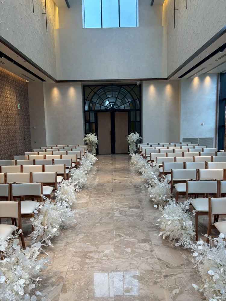 とても天井高のある挙式会場でした。窓も大きく開放感のある空間でした。