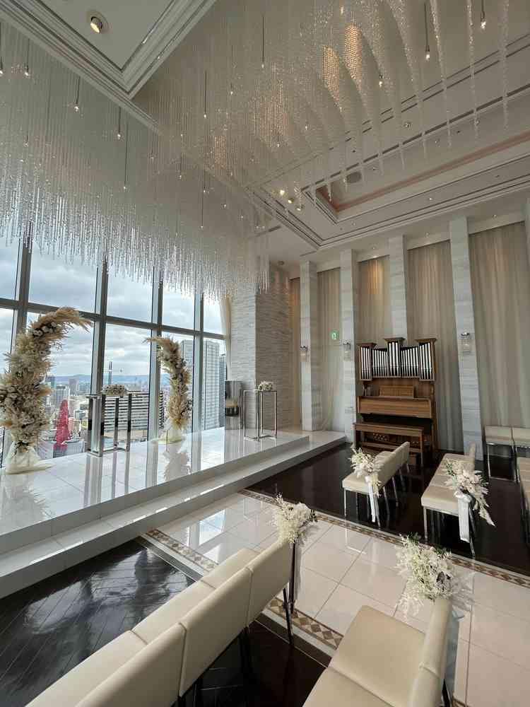 天井のシャンデリアがとても綺麗で、ガラス張りで、大阪の風景を一望できて素敵だった。白が基調であった