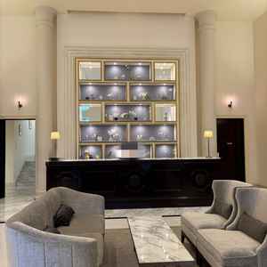 シックな雰囲気があるエントランスでした。（正面）