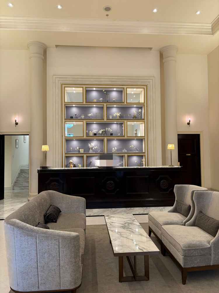 シックな雰囲気があるエントランスでした。（正面）