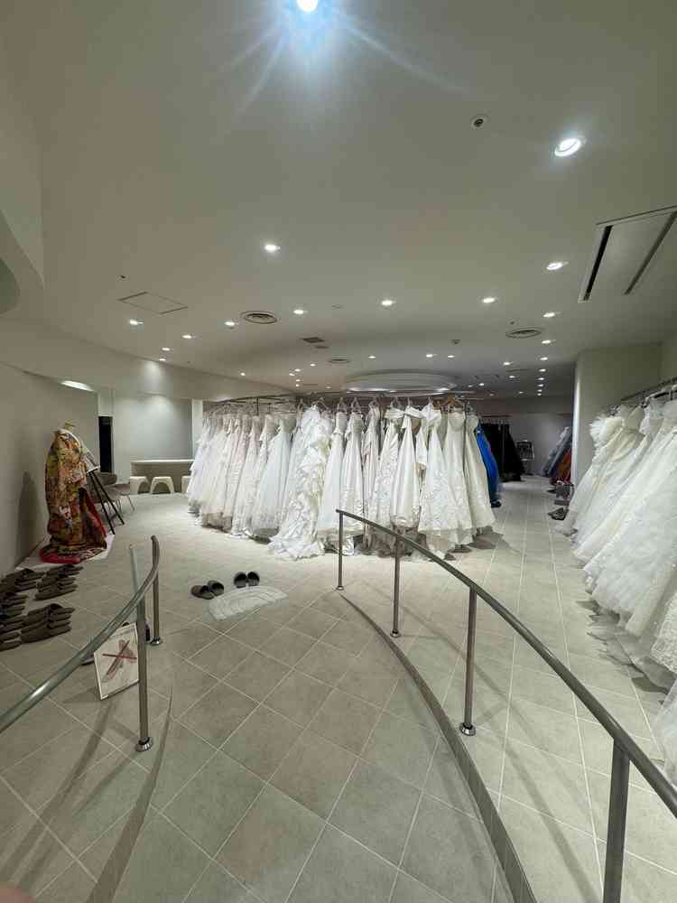 ドレスの種類が多く、広い空間でゆっくり選べる印象でした。