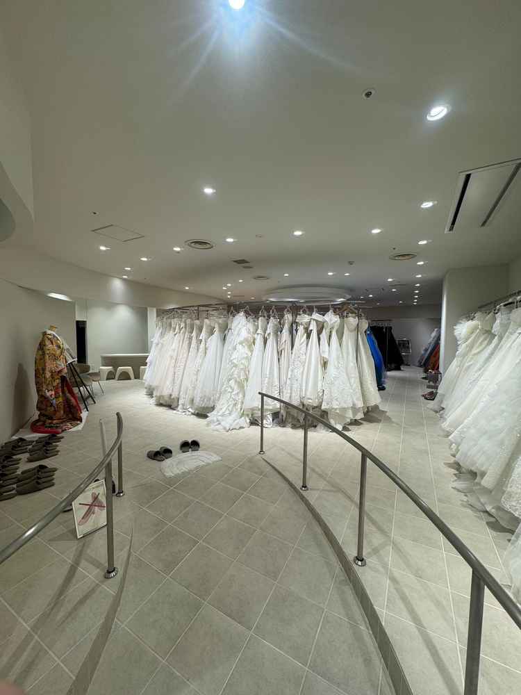 ドレスの種類が多く、広い空間でゆっくり選べる印象でした。
