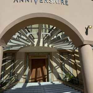 アフターセレモニーの広場です。ガラスの屋根付きで、屋外感は損なわず、雨が降っても安心です。