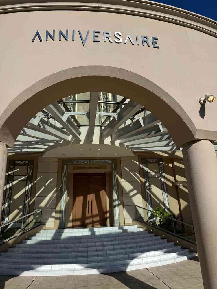 アフターセレモニーの広場です。ガラスの屋根付きで、屋外感は損なわず、雨が降っても安心です。