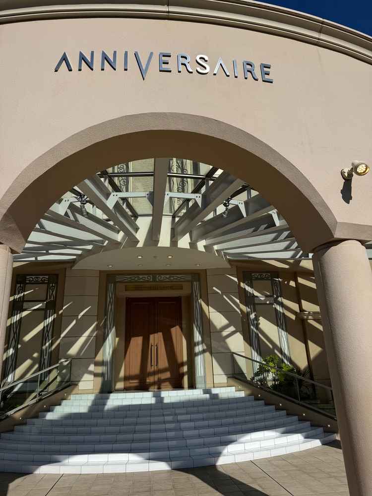 アフターセレモニーの広場です。ガラスの屋根付きで、屋外感は損なわず、雨が降っても安心です。