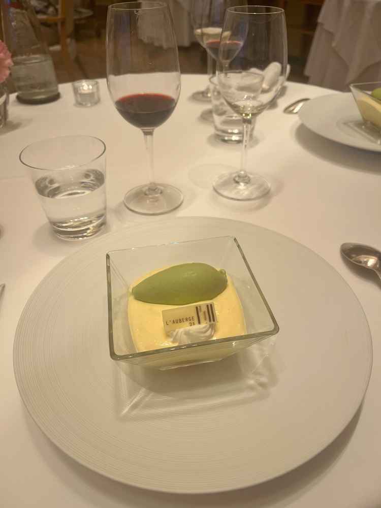 デザート。ピスタチオのアイスとムースとピーチの相性が非常によかったです。
